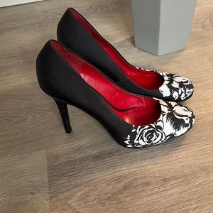 Nine West black with floral design